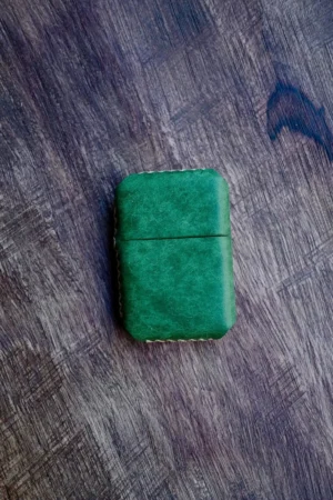 فندک زیپو بنزینی با کاور چرم طبیعی، تولید شده به صورت کاملاً دستی، رنگ سبز - 3524