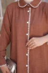 پیراهن کتانی یقه جلوی قهوه ای - 3450 - 3450