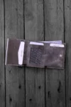 کیف پول مردانه خاکستری با مکانیزم کارت جایگاهی و محافظ RFID، از چرم طبیعی، همراه با جعبه هدیه | پسکول - 4828