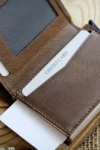 کیف پول مردانه قهوه‌ای با مکانیزم کارتی و محافظ RFID از جنس چرم طبیعی، همراه با جعبه کادویی | پِسکول - 4492