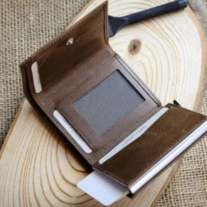 کیف پول مردانه قهوه‌ای با مکانیزم کارتی و محافظ RFID از جنس چرم طبیعی، همراه با جعبه کادویی | پِسکول - 4492
