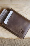 کیف پول مردانه قهوه‌ای با مکانیزم کارتی و محافظ RFID از جنس چرم طبیعی، همراه با جعبه کادویی | پِسکول - 4492