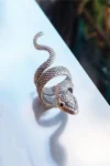 انگشتری از جنس نقره با روکش نقره‌ای و طرح مار که قابل تنظیم است. - 4830