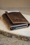 کیف پول مردانه قهوه‌ای با مکانیزم کارتی و محافظ RFID از جنس چرم طبیعی، همراه با جعبه کادویی | پِسکول - 4492