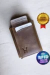 کیف پول مردانه قهوه‌ای با مکانیزم کارتی و محافظ RFID از جنس چرم طبیعی، همراه با جعبه کادویی | پِسکول - 4492