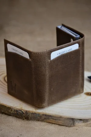 کیف پول مردانه قهوه‌ای با مکانیزم کارتی و محافظ RFID از جنس چرم طبیعی، همراه با جعبه کادویی | پِسکول - 4492