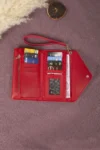 کیف پول زنانه مدل زرافه قرمز با قسمت مخصوص تلفن و سکه‌ها - 6333