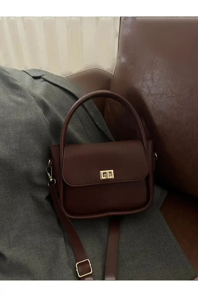 ست کیف زنانه دو عددی شامل کیف دستی و کیف دوشی با جزئیات اکسسوری طلایی و اهدای شال، به رنگ سرمه‌ای و قرمز، برند MonaMilan - 5039