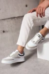 کفش ورزشی مردانه راحت سفید با جزئیات کرم و بندهای سفید و زیره سفید 907 - 5544
