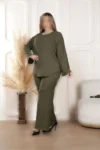 لباس زنانه بزرگ اندازه با جزئیات کمربند و شلوار چین‌دار و بلوز 24013 - 6476