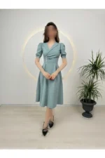 کت زنانه با جزئیات دکمه‌ای و سنگ‌های درخشان، یقه‌دار، به رنگ سبز مایل به آبی، مخصوص مراسم عروسی و نامزدی. - 6147