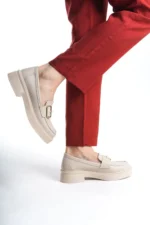 کفش روزمره زنانه رنگ کرم براق با پاشنه کوتاه از نوع loafer - 6782