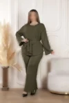 لباس زنانه بزرگ اندازه با جزئیات کمربند و شلوار چین‌دار و بلوز 24013 - 6476