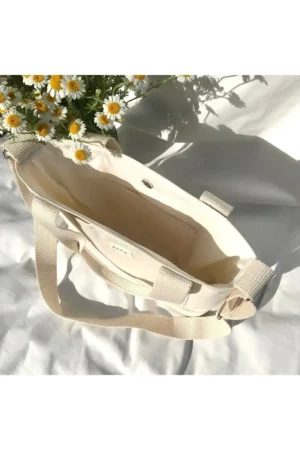 کیف کانواس با دکمه‌ چفت‌دار، با بند قابل تنظیم و مناسب به‌عنوان کیف دستی و دوشی زنانه به ابعاد ۳۰ در ۳۵ در ۱۰ سانتی‌متر. - 5044