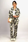 ست بلوز و شلوار راحت زنانه با پارچه کتان در طرح برگ‌های سبز - 5658