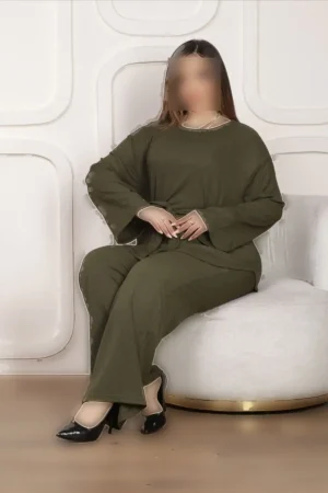 لباس زنانه بزرگ اندازه با جزئیات کمربند و شلوار چین‌دار و بلوز 24013 - 6476