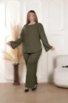 لباس زنانه بزرگ اندازه با جزئیات کمربند و شلوار چین‌دار و بلوز 24013 - 6476
