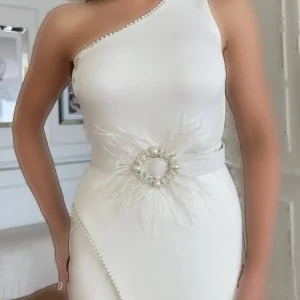لباس طراحی شده ویژه با آستری، جزئیات کمربند پفکی و روش دوخته شده با دانه‌های تزیینی و پارچه وارداتی با یک شانه. - 5013