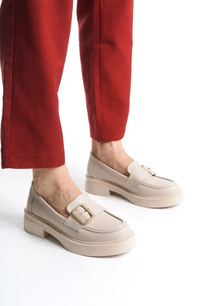 کفش روزمره زنانه رنگ کرم براق با پاشنه کوتاه از نوع loafer - 6782