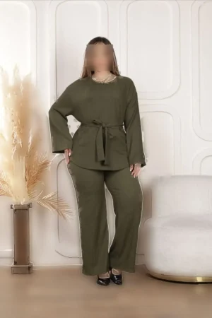 لباس زنانه بزرگ اندازه با جزئیات کمربند و شلوار چین‌دار و بلوز 24013 - 6476