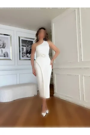 لباس طراحی شده ویژه با آستری، جزئیات کمربند پفکی و روش دوخته شده با دانه‌های تزیینی و پارچه وارداتی با یک شانه. - 5013