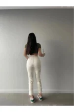 شلوار جین بویفرند زنانه کمر بلند قهوه‌ای روشن (کرم) مدل موم پریمیوم - 7407