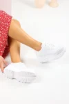 کفش ورزشی زنانه سفید روزمره با بند و کفی ضخیم و سبک - 7467