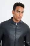 جاکت چرمی مشکی مردانه با زیپ، با طراحی استاندارد و برش معمولی و یقه‌ای ایستاده. - 7249