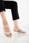 ساندالی روزمره زنانه سفید با جزئیات طلایی RİSSOLİ - 7228