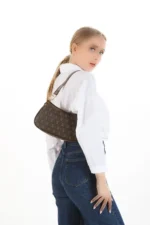 کیف دستی و دوشی زنانه قهوه‌ای با طرح‌های متنوع و بند قابل تنظیم - 6967
