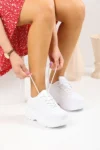 کفش ورزشی زنانه سفید روزمره با بند و کفی ضخیم و سبک - 7467