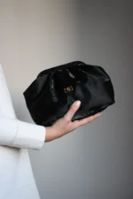 کیف دستی مجلسی زنانه مشکی با روکش نرم و براق ساتن و الگویی از چرم مصنوعی - 7179