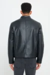 جاکت چرمی مشکی مردانه با زیپ، با طراحی استاندارد و برش معمولی و یقه‌ای ایستاده. - 7249