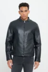 جاکت چرمی مشکی مردانه با زیپ، با طراحی استاندارد و برش معمولی و یقه‌ای ایستاده. - 7249