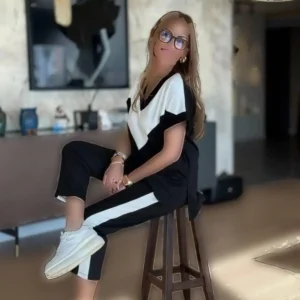 ست بلوز و شلوار دو تکه زنانه با یقه V و آستین کوتاه از ویسکوز، رنگین و مناسب برای فصل جدید. - 7166