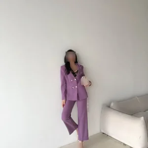 ست لباس شامل یک کت بلیزر با دکمه‌های لیلایی و شلوار پارچه‌ای گشاد با جیب. - 7539