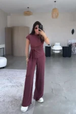ست بلوز و شلوار پارچه کرینکل زنانه با جزئیات گره‌ای در رنگ زرشکی. - 8175
