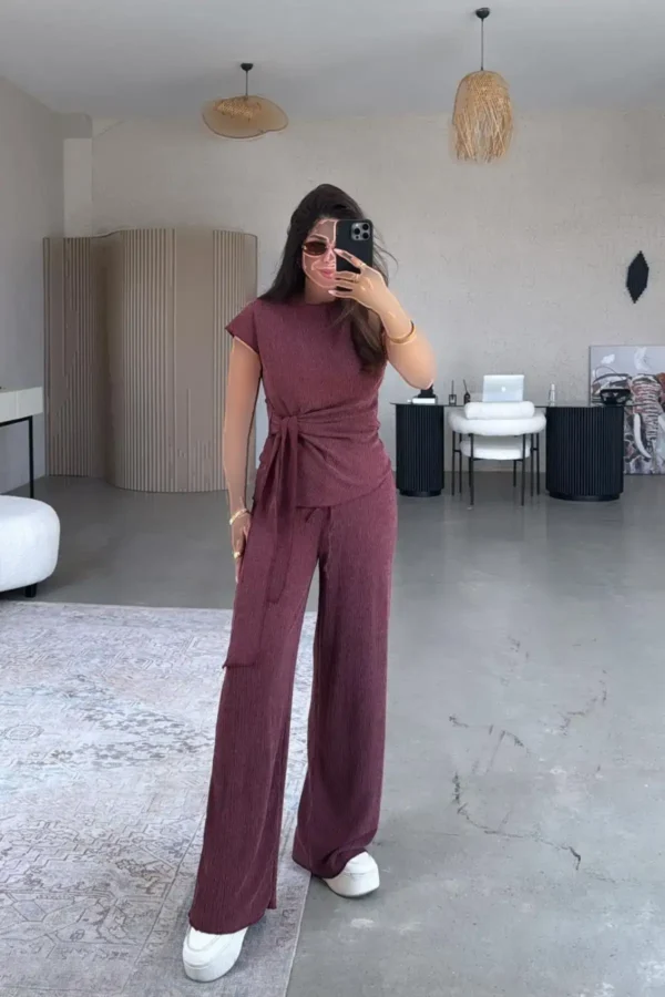 ست بلوز و شلوار پارچه کرینکل زنانه با جزئیات گره‌ای در رنگ زرشکی. - 8175
