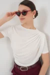 بلوز ساندی آستین کوتاه با جزئیات چین دار 945 - سفید - 7816