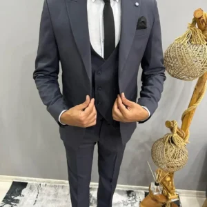 کت و شلوار یقه‌دار مردانه به رنگ خاکستری تیره، سایز 46 به همراه زنجیر و کراوات هدیه داده شده است. - 7570
