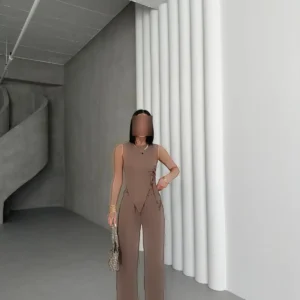 ست لباس زنانه با پارچهٔ براق و برش نامتقارن، شامل شلوار و تاپ - 8222