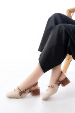 کفش راحتی زنانه با پاشنه کوتاه و نوک مربع، با طراحی باز در قسمت پشتی و تزئینات فیلونی و مروارید در رنگ کرم و قهوه‌ای. - 8294