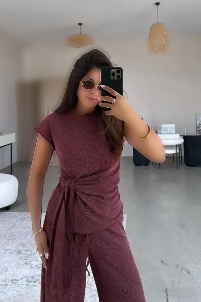 ست بلوز و شلوار پارچه کرینکل زنانه با جزئیات گره‌ای در رنگ زرشکی. - 8175