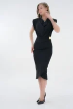 پیراهن شب بدون آستین مشکی میدی با یقه دکولته و تزئینات طلایی، طراحی آندروژنی و با برش انولوپ. شماره مدل: 77119 - 7838