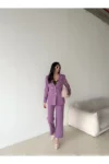 ست لباس شامل یک کت بلیزر با دکمه‌های لیلایی و شلوار پارچه‌ای گشاد با جیب. - 7539