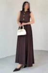ست دو تکه شامل جلیقه قهوه‌ای زنانه با دکمه‌های طلایی و دامن کلوش با کمر بلند - مدل 4006 - 8205
