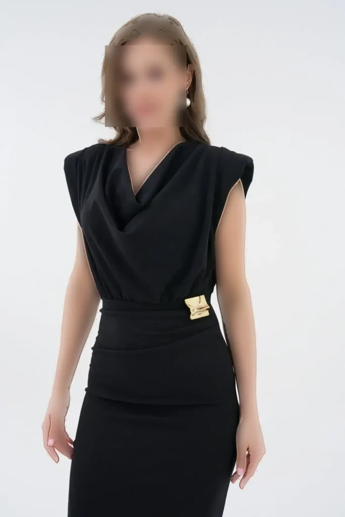پیراهن شب بدون آستین مشکی میدی با یقه دکولته و تزئینات طلایی، طراحی آندروژنی و با برش انولوپ. شماره مدل: 77119 - 7838