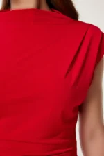 بلوز زنانه قرمز با آستین‌های واتفیل (پهن) و نامتقارن FF00171 - 7820