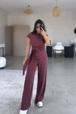 ست بلوز و شلوار پارچه کرینکل زنانه با جزئیات گره‌ای در رنگ زرشکی. - 8175