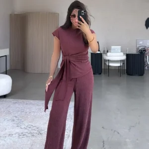 ست بلوز و شلوار پارچه کرینکل زنانه با جزئیات گره‌ای در رنگ زرشکی. - 8175